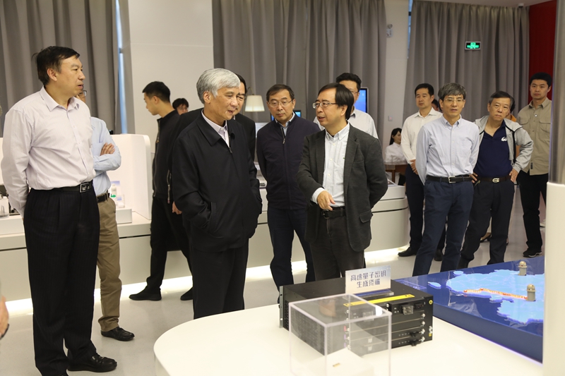 楼会议室举行座谈会,在校校领导舒歌群,包信和,潘建伟,叶向东,陈初升