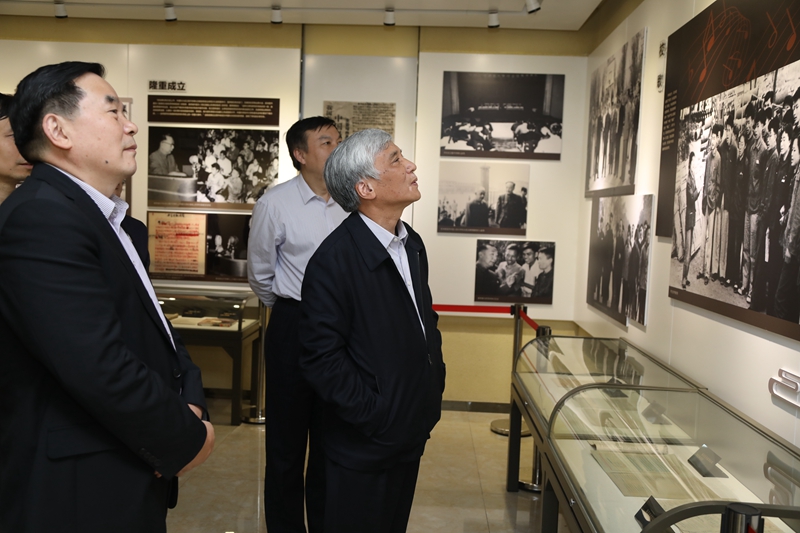 楼会议室举行座谈会,在校校领导舒歌群,包信和,潘建伟,叶向东,陈初升